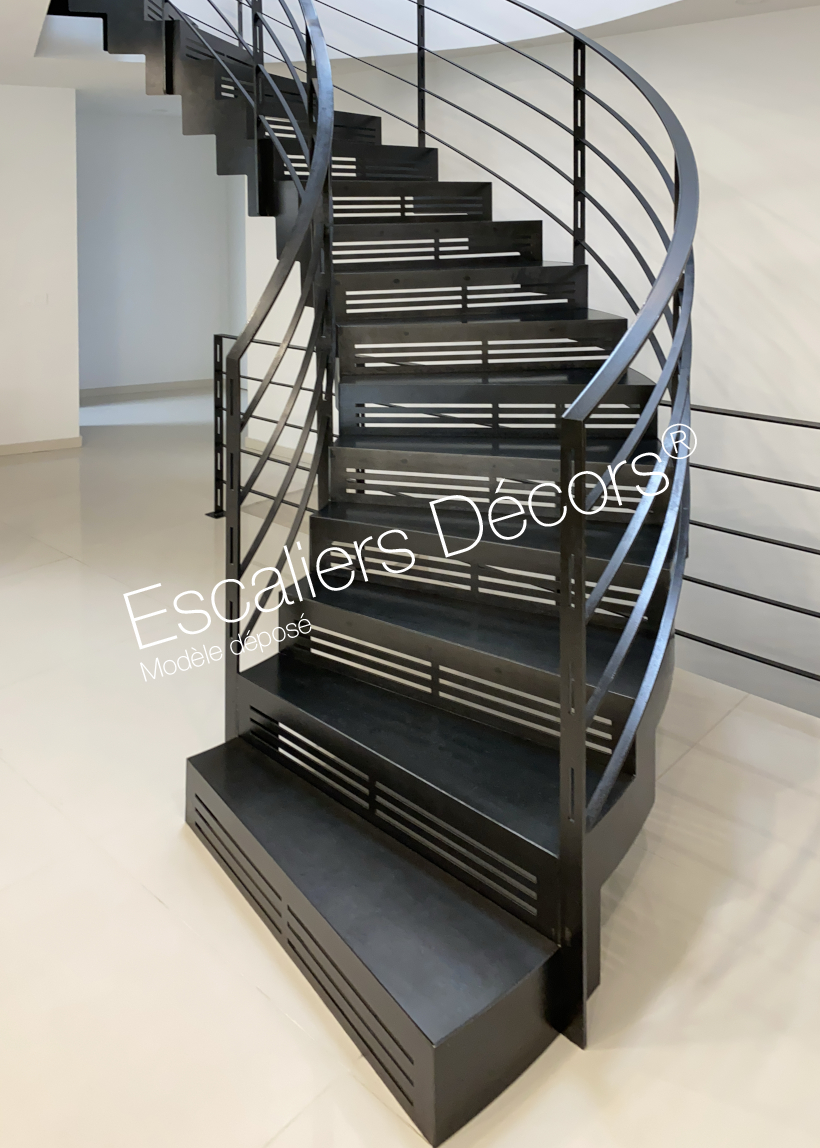 DT157 - Escalier balancé design de la Collection Graphique avec contremarches installé dans une maison d'Architecte.